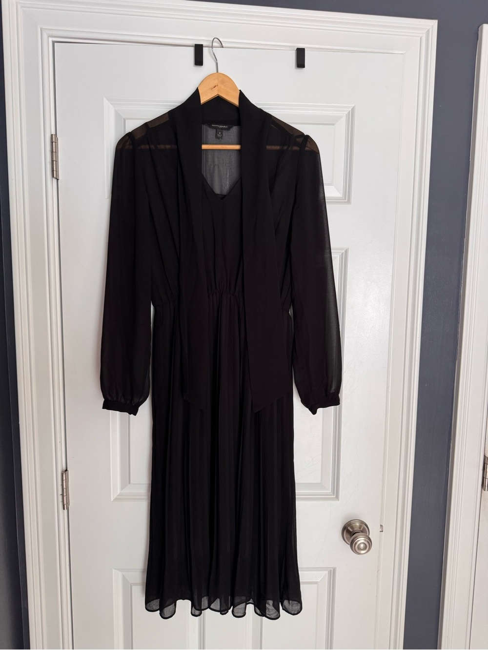 Banana Republic Black Sheer Sleeve Tie-Neck Pleated Midi Dress. Size 4